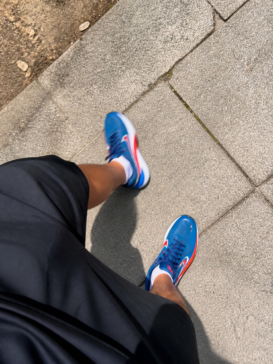 Nike Zoom 3 azul y rojo en uso